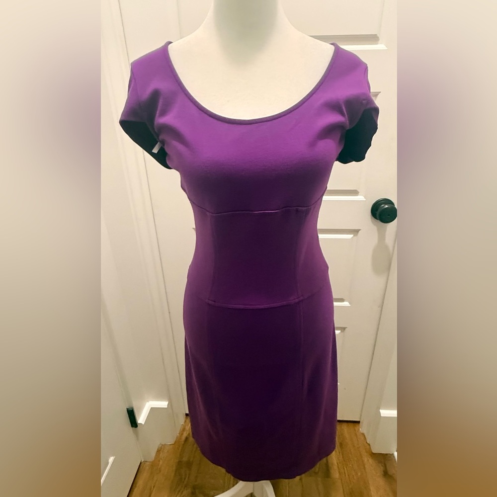 Diane von Furstenberg. Scoop Neck Short Sleeve Knit Midi Dress. Purple. Size 6.